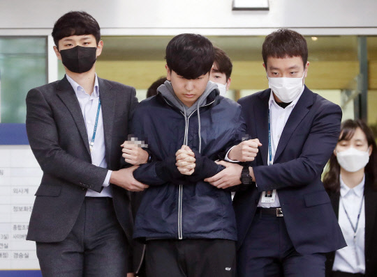 '조주빈 공범' 강훈 검찰 송치   텔레그램 '박사방'에서 운영자 조주빈을 도와 성 착취물 제작·유포에 가담한 혐의로 구속된 '부따' 강훈이 17일 종로경찰서에서 검찰로 송치되고 있다. 연합